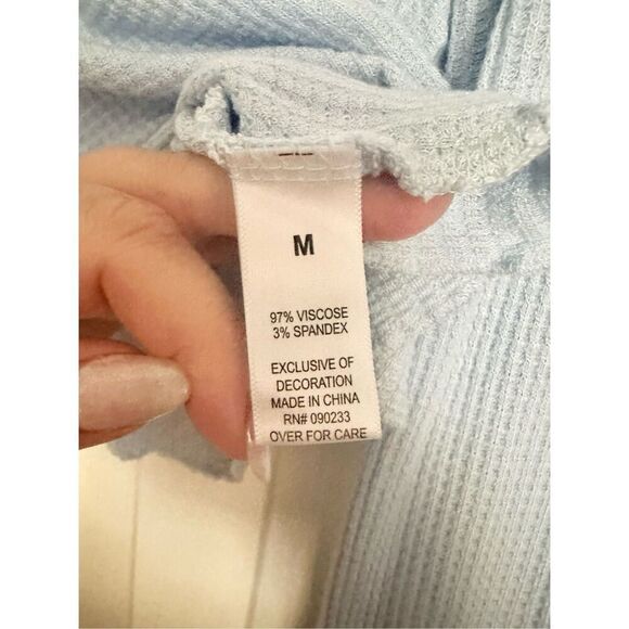 Me to We light blue waffle texture long sleeve crop top size M  - Picture 4 of 5